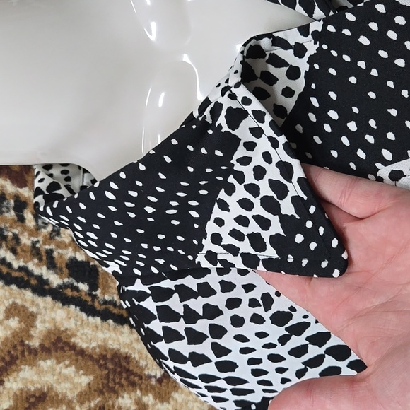 Vintage 70s Polyester Blouse Shirt Daggar Collar Abstract Black and White 1970s - Picture 6 of 15